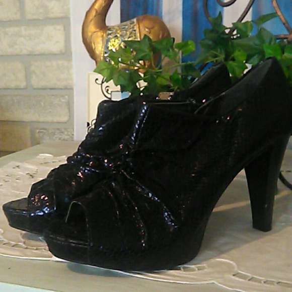 Worthington Shoes - Size 8m Worthington peep toe high heels
